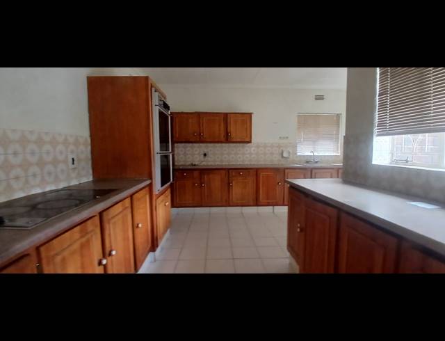 4 bed property to rent in VAN RIEBEECK PARK